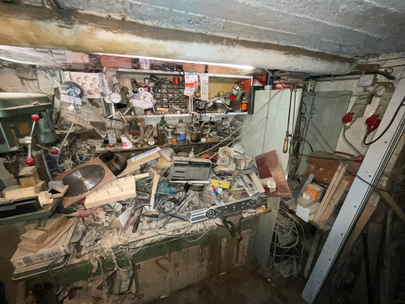 Kellerentrümpelung – Entrümpler bei der Arbeit